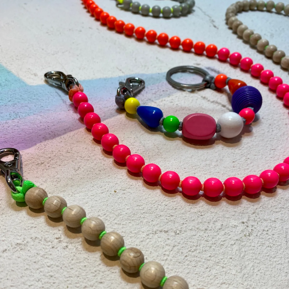 Tomfoolery Neon Orange & Pink Perlen Wooden Beaded iPhone & Keychain Discount