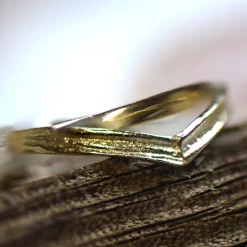 Tomfoolery Oak V Band in 9ct Yellow Gold Outlet