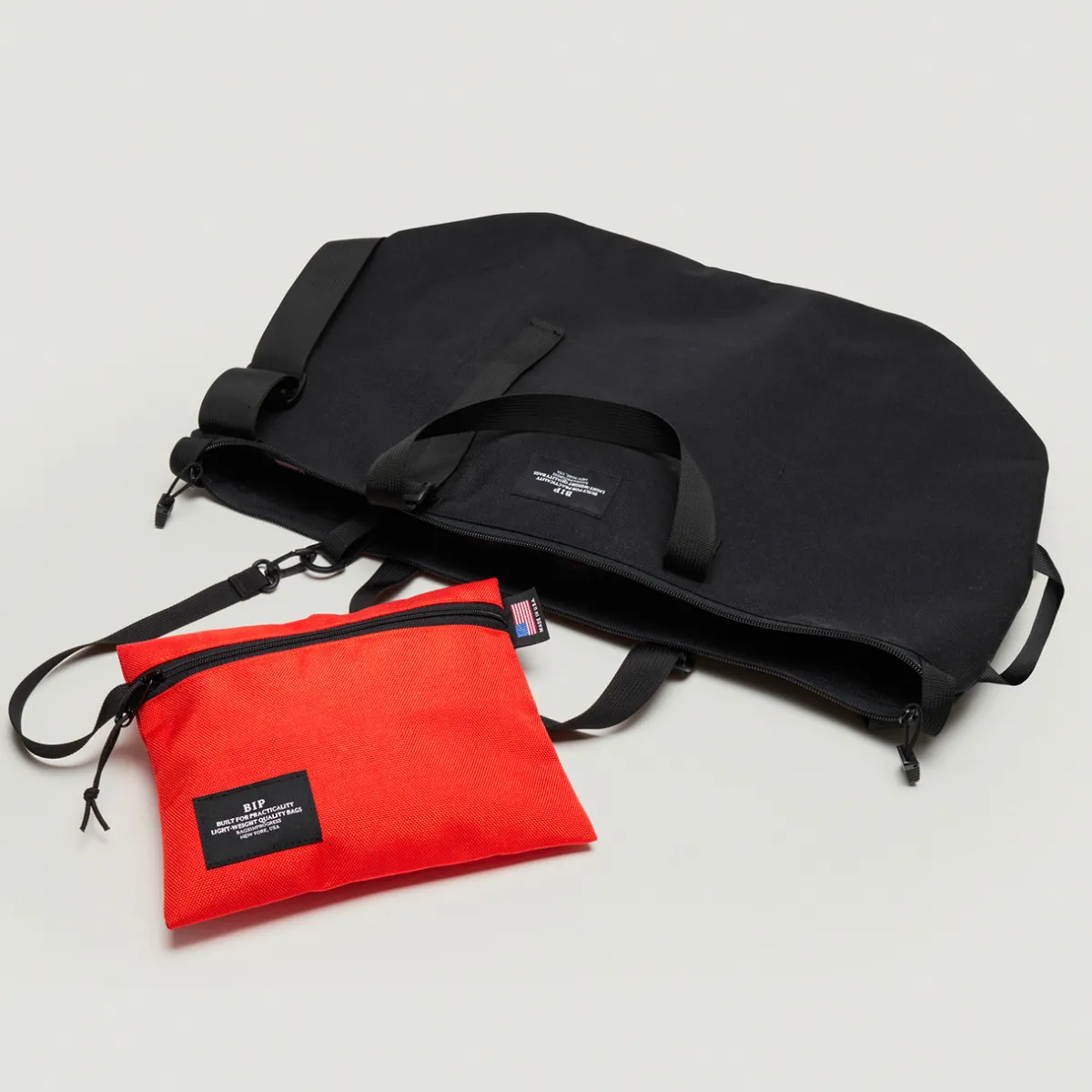 Tomfoolery Traveler Duffle Medium Bag in Black(Out of Stock) Outlet