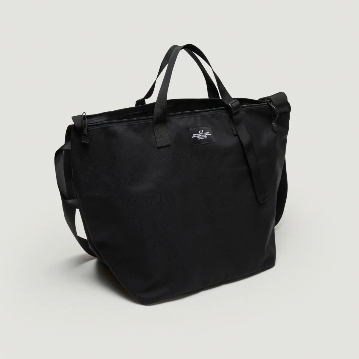 Tomfoolery Traveler Duffle Medium Bag in Black(Out of Stock) Outlet
