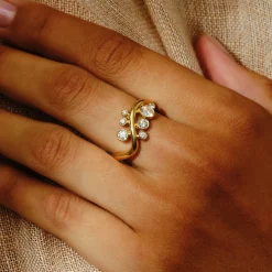 Tomfoolery Twist & Random Dot Diamond Ring Fashion